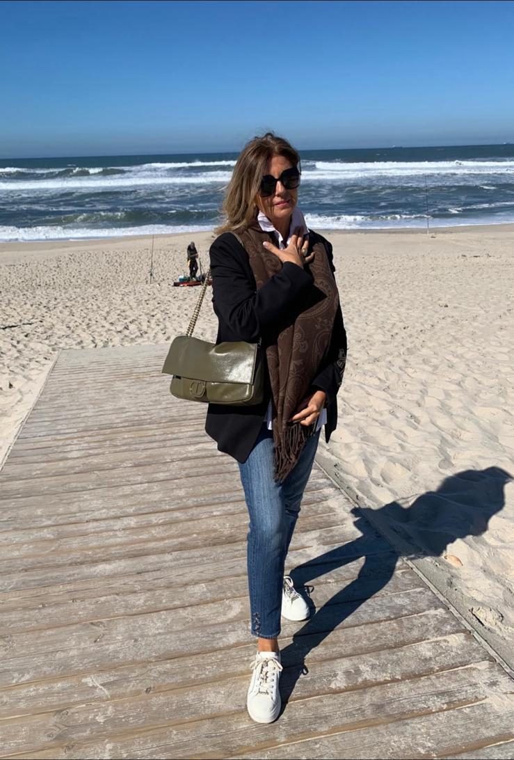Look de Marta — americana, vaqueros y deportivas